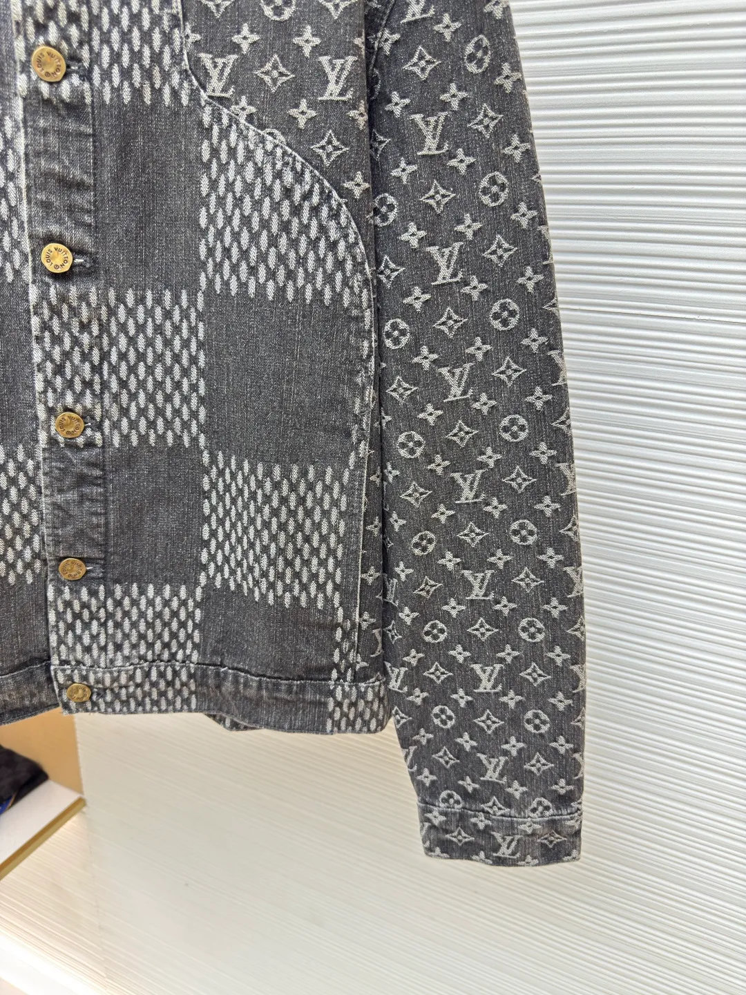 LOUIS VUITTON x Nigo classic checkerboard denim jacket ●Authentic product: purchased and developed by 14309 ●Item number: 1680328-B60 ●Fabric: denim fabric ●Technology: jacquard production ●Version: fitted version ●Weight: about 1015 grams ●Size: 46-48-50-52 ●Description: After manual typesetting and positioning and cutting, the fabric wear is very large, the cuffs are aligned, the back jacquard is lined up horizontally, the front and back splicing process perfectly restores the original effect, the jacquard pattern size and spacing are the same, the pattern width is consistent, and the workmanship is very complicated. The overall wiring is straight and delicate, the fabric is comfortable and soft, and the color is consistent without color difference. It can be matched with the same style to create a fashionable look and control various occasions. Customized accessories, complete with three standards, same style for men and women!